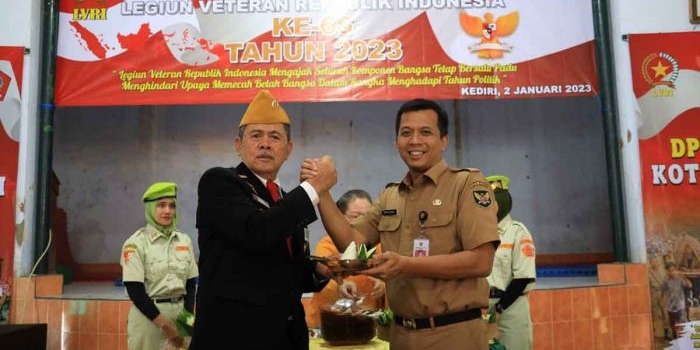 Ferry Djatmiko (kanan) saat menerima potongan tumpeng dari Ketua DPC LVRI Kota Kediri, Petrus Situmorang. Foto: Ist