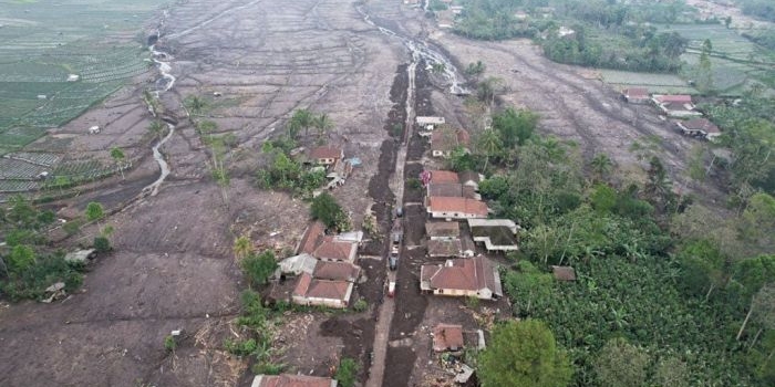 4-hari-pascaerupsi-semeru-pln-up3-jember-pastikan-suplai-listrik-aman