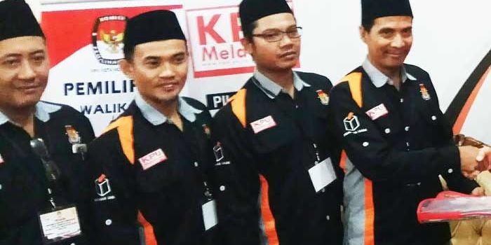 Saiful Amin Sholikin dan empat komisioner KPU. foto: YUDI EP/ BANGSAONLINE