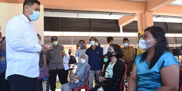 Wali Kota Kediri, Abdullah Abu Bakar, saat berdialog dengan emak-emak yang antre membeli sembako murah. Foto: Ist