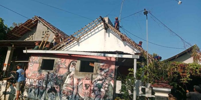 Perbaikan rumah yang rusak usai diterjang angin kencang di Kabupaten Kediri. Foto: Ist
