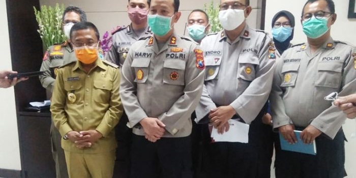 Wakil Wali Kota Batu Ir. Punjul Santoso (kiri) didampingi Kapolres Batu AKBP Harviadhi Agung Prathama serta sejumlah kepala OPD saat memberikan keterangan pers.