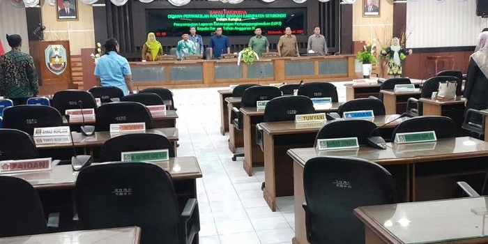 bupati-situbondo-datang-terlambat-rapat-paripurna-dprd-molor-4-jam