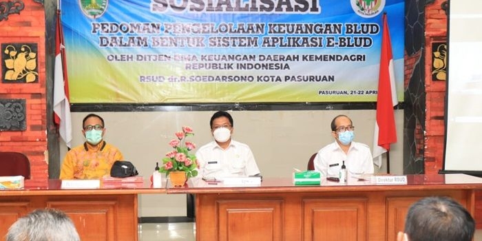 Plt. Asisten Pemerintahan Kota Pasuruan Kokoh Arie Hidayat dan Direktur RSUD dr. R. Soedarsono, Burhan saat sosialisasi.