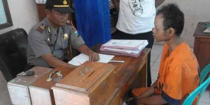 Tersangka spesialis maling kotak amal saat diperiksa di Mapolsek Widodaren. foto: zainal abidin/BANGSAONLINE
