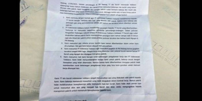 Selebaran tuntutan dari 77 Eks buruh PT Indonesia Tobbaco, yang ditunjukan Korlap Aksi, Al Machi Achmad. (foto: iwan irawan/BANGSAONLINE)