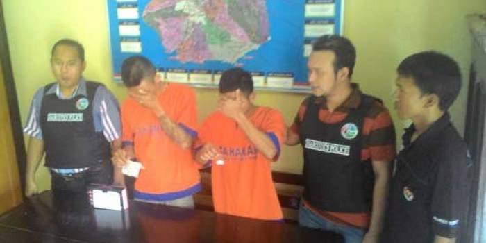 Kedua tersangka bersama barang bukti saat diamankan di Mapolres Kediri. foto: dendi martoni/BANGSAONLINE
