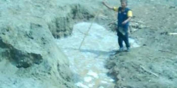 Kubangan bekas galian sirtu yang menyebabkan dua bocah tewas tenggelam. foto: surabayapost