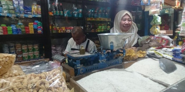 Lasiani, salah seorang pedagang sembako di Pasar Tanjung Jember.
