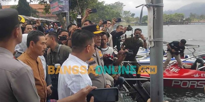 Kapolda Jatim saat meninjau Telaga Sarangan. Foto: HENDRO SUHARTONO/BANGSAONLINE