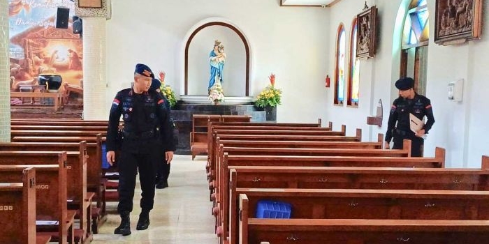 Sejumlah anggota kepolisian dari Polrestabes Surabaya melakukan sterilisasi di sejumlah Gereja di Kota Pahlawan.
