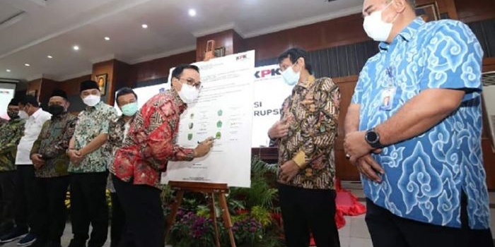 Penandatanganan "Komitmen Bersama Program Pemberantasan Korupsi Provinsi Jawa Timur" di Kantor Pemerintah Kota (Pemkot) Surabaya.