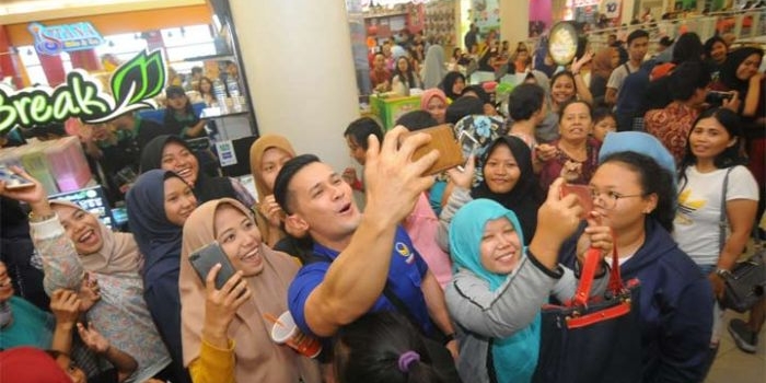 Pengunjung Royal Plaza berebut foto bareng dengan artis yang merupakan caleg NasDem. foto: DIDI ROSADI/ BANGSAONLINE