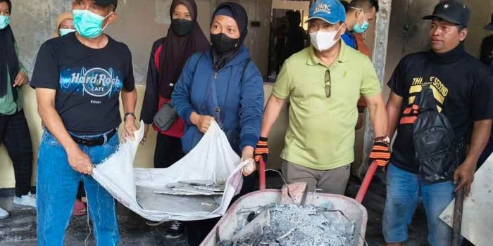 anggota-dewan-di-kediri-bersih-bersih-gedung-dpr-murdi-hantoro-senin-sudah-kembali-normal