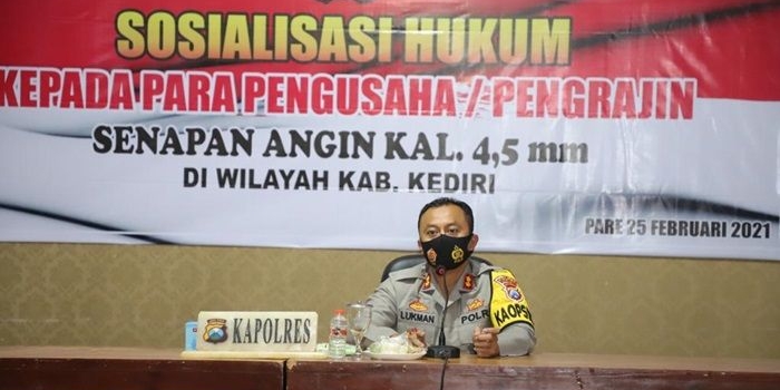 Kapolres Kediri AKBP Lukman Cahyono saat memberikan sosialisasi kepada para perajin senapan angin. foto: ist.