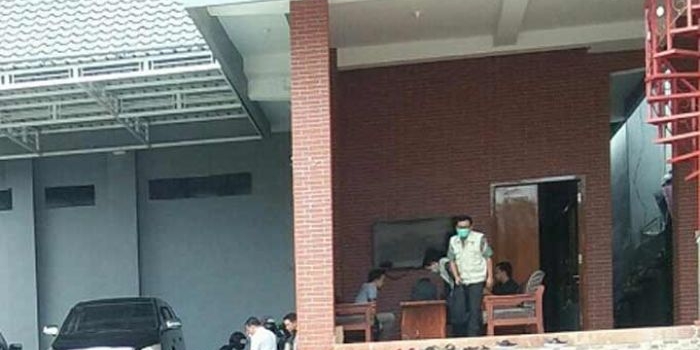 KPK ketika mendatangi rumah anak Wali Kota Blitar.