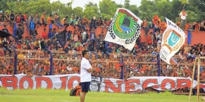 Pelatih Persibo Bojonegoro, Bambang Pramuji saat menyaksikan anak asuhnya bermain di Stadion Letjen H Soedirman Bojonegoro. foto: eky nurhadi/dok/ BANGSAONLINE