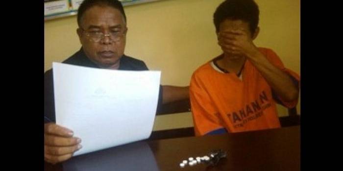 Tersangka bersama barang bukti saat diamankan di Mapolres Kediri. foto: Arif Kurniawan/BangsaOnline.com