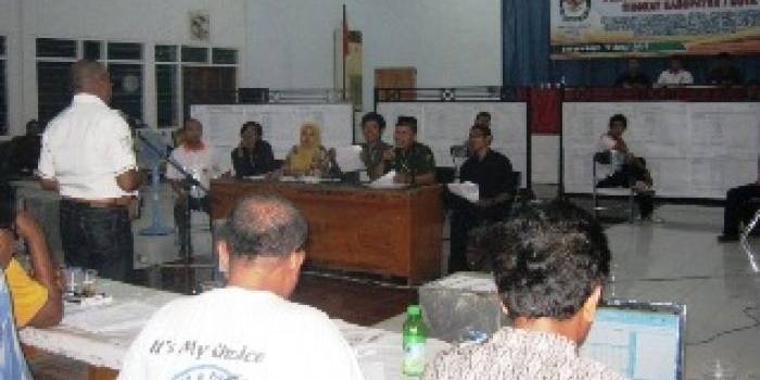 suasana rekapitulasi yang tegang. foto:franciscus slamet wawan/BANGSAONLINE