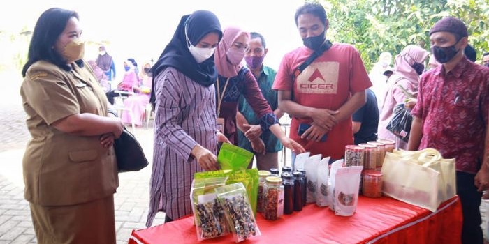 Ketua Dekranasda Kota Kediri Ferry Silviana Abu Bakar (dua dari kiri) saat meninjau stan perajin tenun ikat. foto: ist.