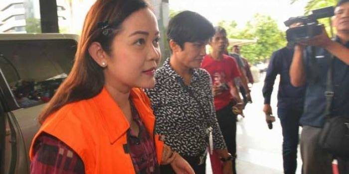 Staf anggota DPR, Julia Prasetyarini tiba di Gedung KPK untuk menjalani pemeriksaan, Jakarta, Rabu (2/3).  foto: merdeka.com