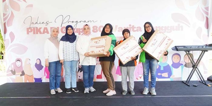 hut-ke-53-petrokimia-gresik-bersama-pika-pi-berbagi-sembako-untuk-ojol-perempuan-di-gresik