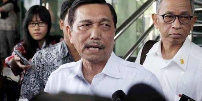 Menkopolhukam Luhut Panjaitan memberikan keterangan kepada wartawan usai konferensi pers. foto: detik
