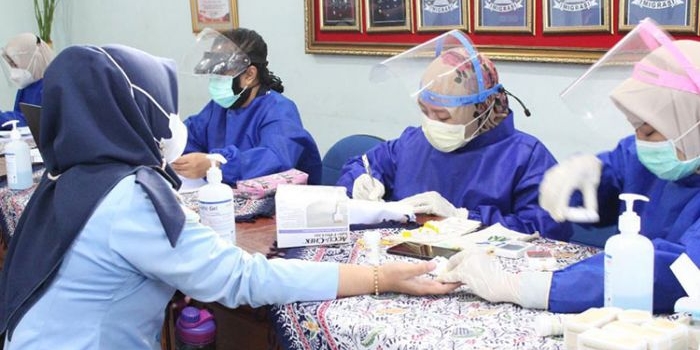 Pelaksanaan vaksinasi Covid-19 di Kantor Imigrasi Kelas I TPI Jember. (foto: ist)