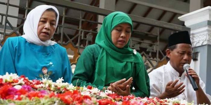 Mensos Khofifah didampingi Nyai Farida Salahuddin Wahid saat berdoa di makam Hadratussyaikh Hasyim Asy