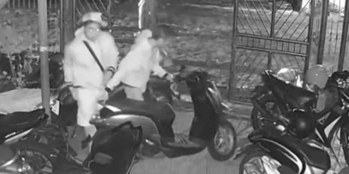 Tangkapan layar rekaman CCTV saat aksi pencurian di sebuah rumah kos yang berada di Jalan Sigura-gura V nomor 8, Lowokwaru, Kota Malang.