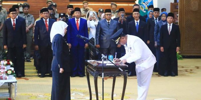 gubernur-khofifah-lantik-ugas-irwanto-jadi-pj-bupati-probolinggo