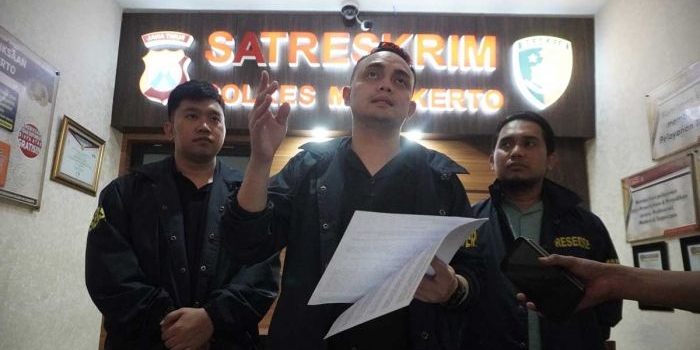 Kasatreskrim Polres Mojokerto, AKP Aldhino Prima Wirdhan, saat memberi keterangan terkait pembobolan minimarket di daerah Trowulan.