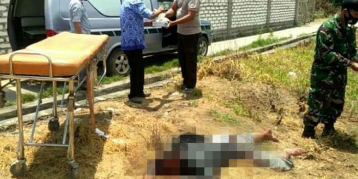 Jenazah korban saat hendak dievakuasi petugas.