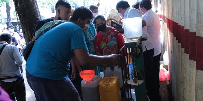Suasana saat operasi pasar minyak goreng yang digelar Pemkot Probolinggo.