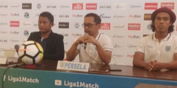 Aji Santoso, Pelatih Persela saat press conference.