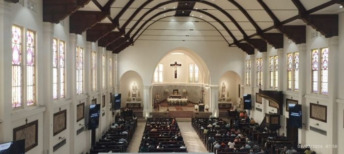 ribuan-umat-ikuti-misa-ekaristi-minggu-biasa-v-katedral-surabaya-ajak-hadirkan-kristus-di-hidup
