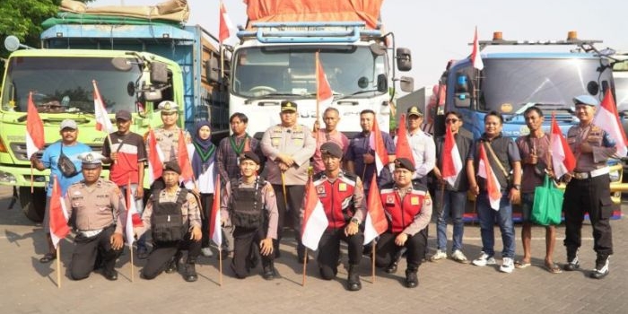 polres-pasuruan-gandeng-elemen-masyarakat-bagikan-500-bendera-merah-putih-ke-sopir-truk