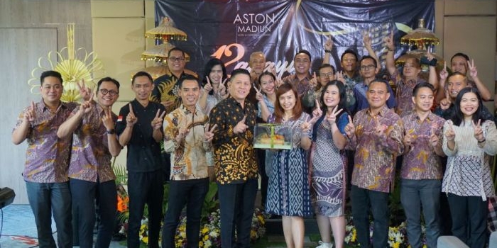 Para jajaran manajemen Aston Madiun Hotel & Conference Center dalam acara puncak perayaan HUT ke-12