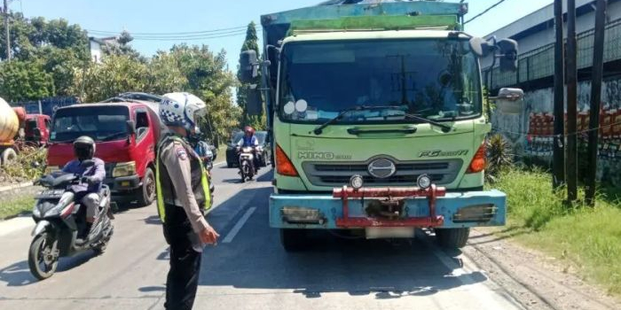 polresta-sidoarjo-amankan-truk-gandeng-yang-tabrak-mahasiswi-hingga-tewas-di-buduran