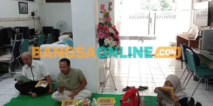 Khotmil Quran yang berlangsung di Kantor HARIAN BANGSA. Foto: AHMAD FUAD/BANGSAONLINE