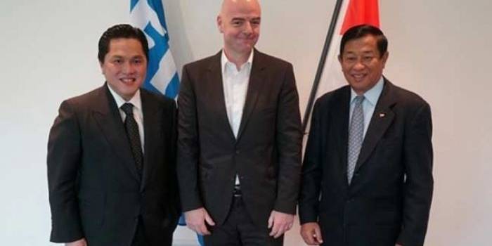 Presiden FIFA Gianni Infantino (tengah) bersama Ketua KOI Erick Thohir dan Ketua Komite Ad-Hoc Reformasi PSSI Agum Gumelar di Zurich.
