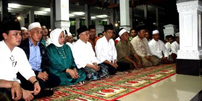 Jokowi dan rombongan saat berdoa di depan pesarean Gus Dur. foto:muhammad syafii/BANGSAONLINE