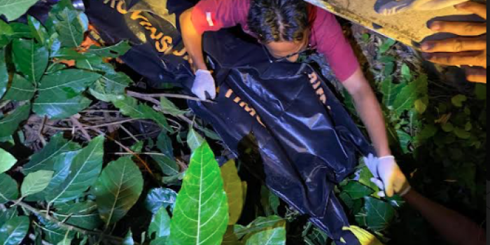 Proses evakuasi jenazah kakek tanpa identitas di selokan kawasan terminal Ceguk, Pamekasan