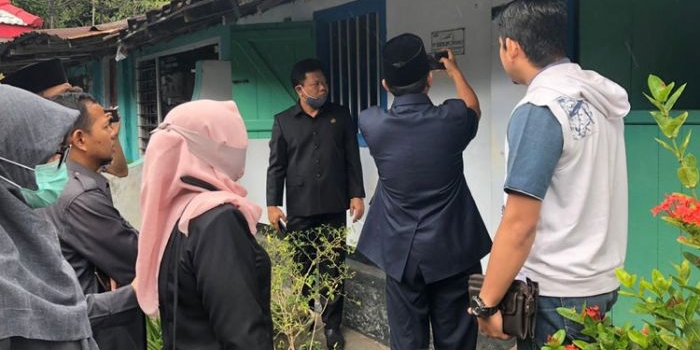 Komisi A DPRD Jember saat mendatanggi rumah warga yang bersengketa dengan PT KAI.