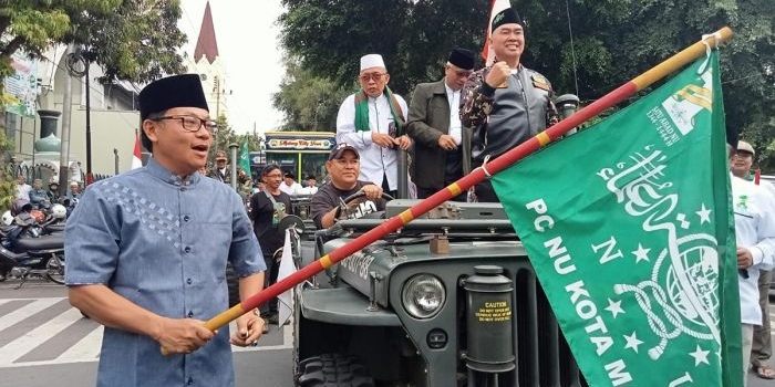 Wali Kota Sutiaji saat memberangkatkan rombongan kirab panji NU dari depan Masjid Agung Kota Malang.