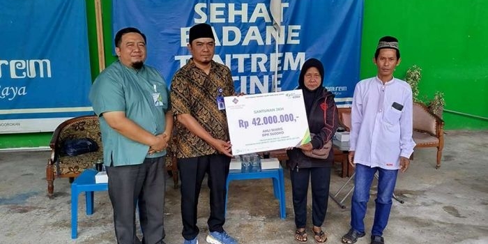 pt-sehat-tentrem-berikan-santunan-kematian-pada-tukang-becak-di-jombang