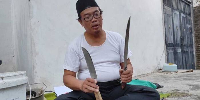 Ahmad Shodik saat menunjukkan dua pisau yang baru diasah (dok. Ist)