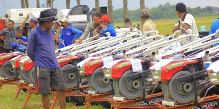 DAPAT TRAKTOR BARU:  Salah satu petani mengamati traktor bantuan dari Mentan. foto: eky nurhadi/ BANGSAONLINE