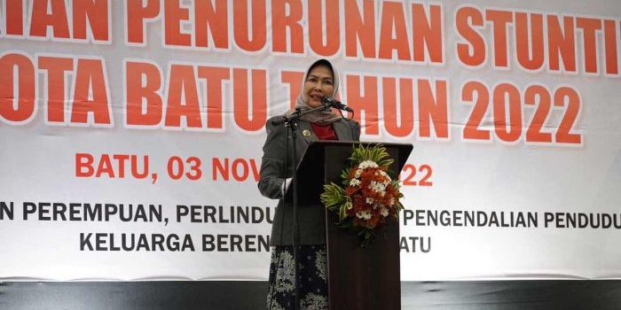 Wali Kota Batu, Dewanti Rumpoko, saat memberi pemaparan.
