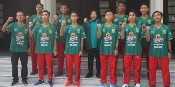 Wali Kota Risma bersama klub binaan Dispora Surabaya saat kompak berucap keras, “Sukses Persebaya, Salam Satu Nyali, WANI!".